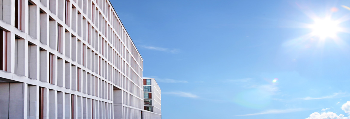 Seit 1971 ist ERWE Ihr Experte für Containersysteme, Modulbau, Wohnungsbau, Schlüsselfertigbau, Geschossbau, Mobile Gebäude, Containerhäuser und Raumsysteme. ERWE ist seit 1971 der Spezialist für Mobile Festbauten sowie Modulbau und produziert modulare Gebäude nach Ihren Vorgaben. Wir bieten Einzelcontainer, Containeranlagen und mobile Gebäude für Büro, Verwaltung, Meeting-Points, Pförtnerbauten, Kassenbauten, Kindergärten, Schulen, Bildungsimmobilien, Kommunalbauten, Camps, Notunterkünfte, Flüchtlingsdörfer, Unterkünfte für Asylbewerber, Banken, Sparkassen, Versicherungen, Baubüros, Unterkünfte, Wohnkonzepte, Wohnheime, Pflegeheime, Ärzte, Krankenhäuser, Gesundheitsimmobilien, Verkaufsstandorte, Gastronomie, Events, Messen, Ausstellungen, Kraftwerke, Raffinerien, Sicherheitsbereiche und viele andere Einsatzmöglichkeiten. Dank unserem flexiblem Bausystem sind die ERWE Arbeits- und Wohnmodule jederzeit anpassungsfähig und garantieren somit stets die perfekte Lösung für Ihre Bedürfnisse.